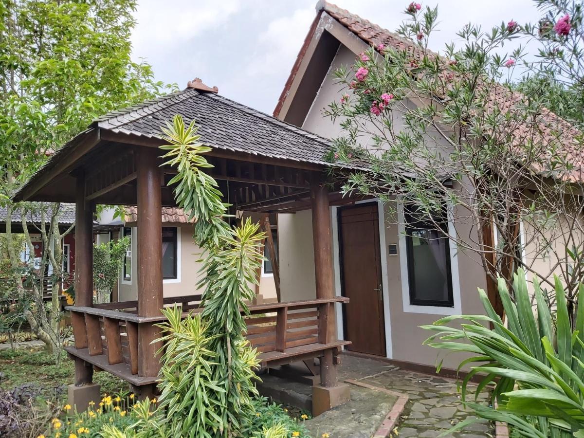 Degung Hillside Hotel Bogor Bagian luar foto