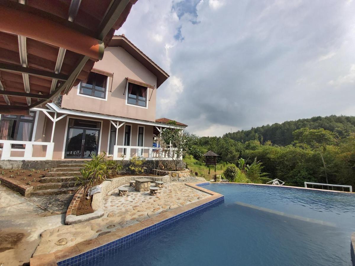 Degung Hillside Hotel Bogor Bagian luar foto