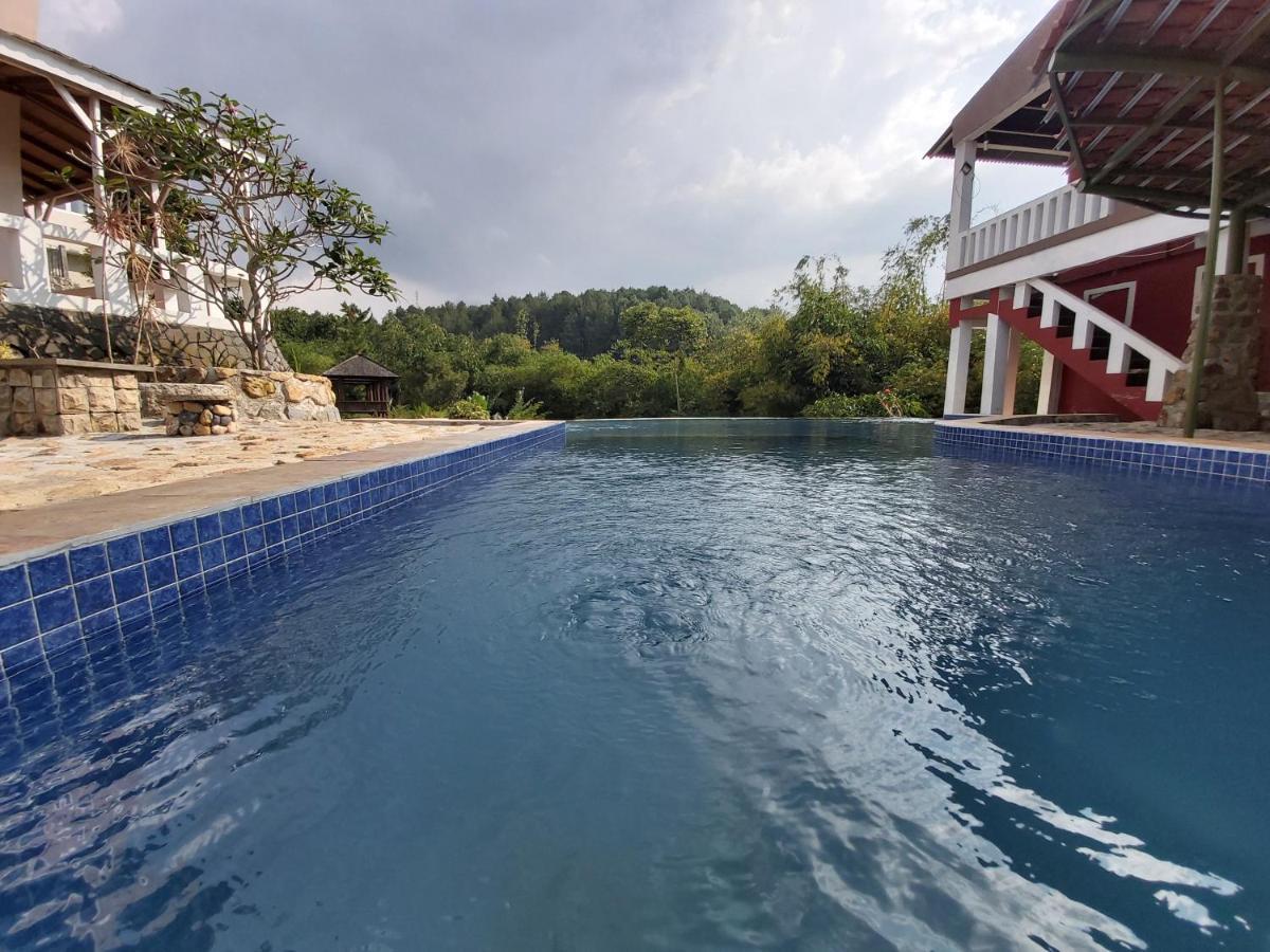 Degung Hillside Hotel Bogor Bagian luar foto