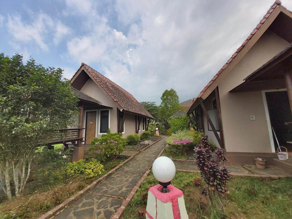 Degung Hillside Hotel Bogor Bagian luar foto